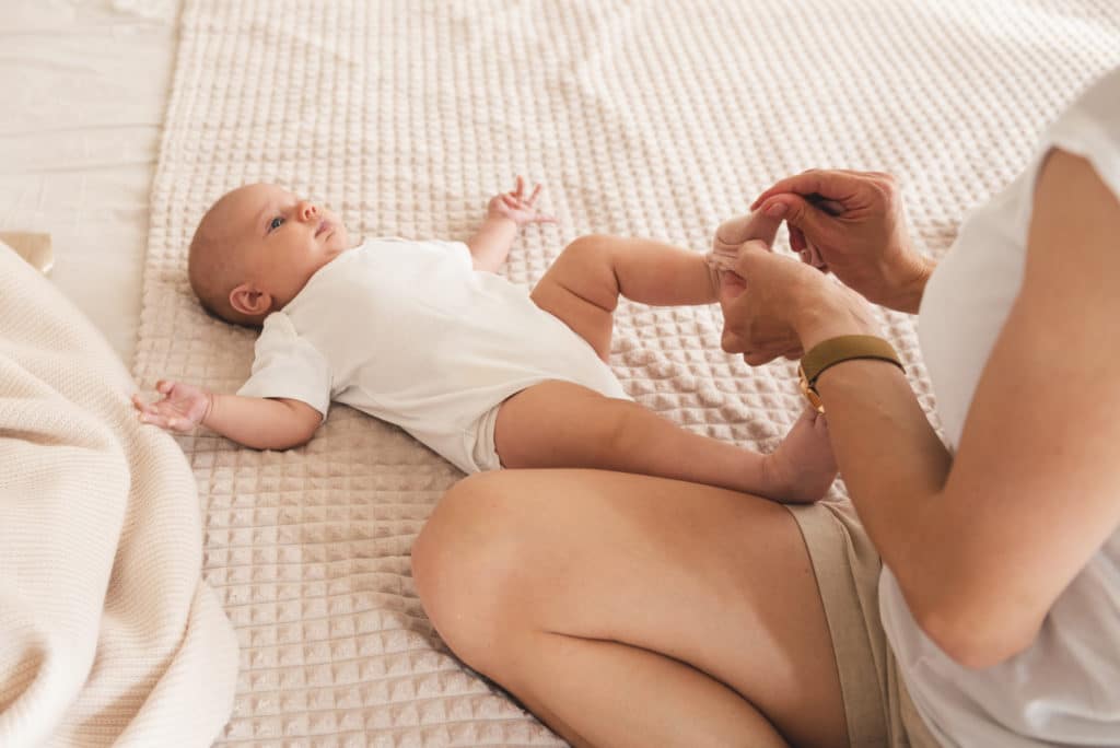 Un bébé se fait enlever la chaussette