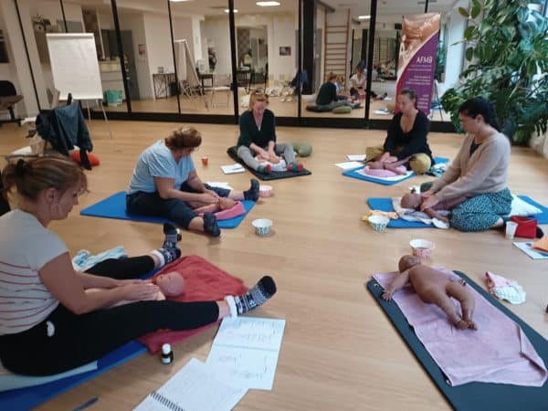 Atelier massage parent-bébé durant la formation d'instructeurs IAIM