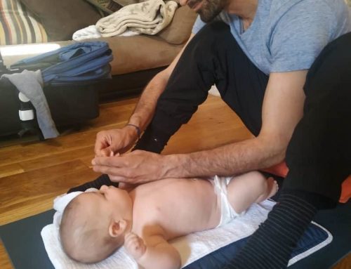 Le massage bébé pour les pères