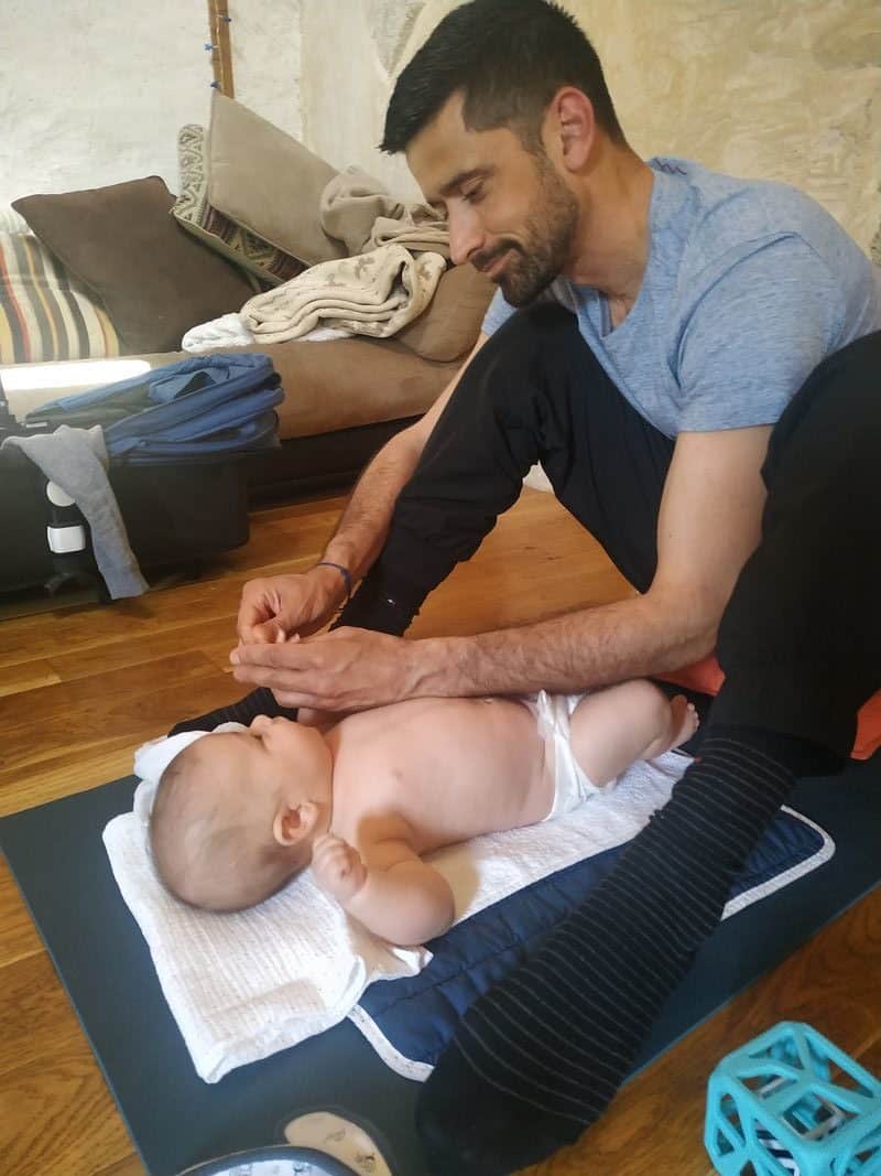 Un massage pour un bébé fait par son père