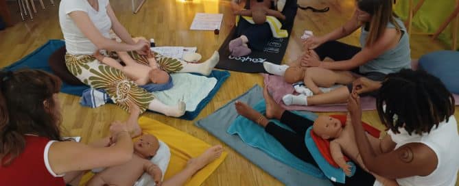 Révision de mouvements lors de la formation d'instructeurs en massage bébé