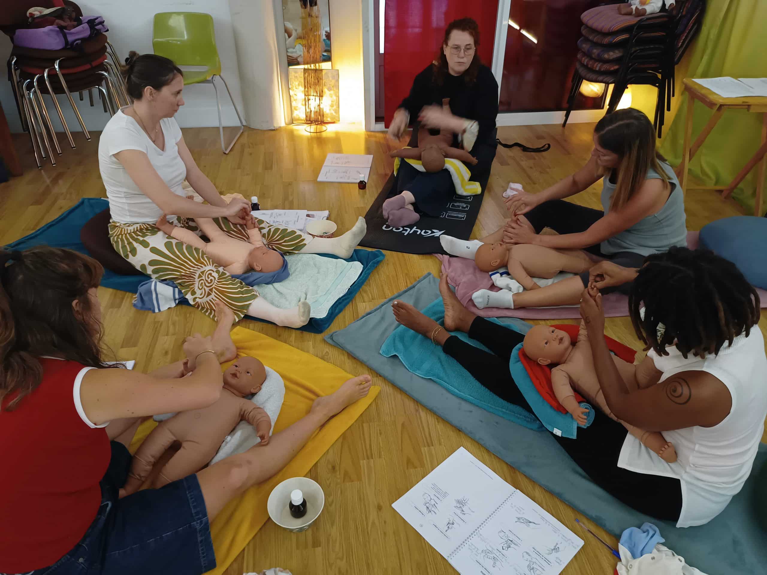 Révision de mouvements lors de la formation d'instructeurs en massage bébé
